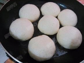 用锅盖盖严，待水分渐渐煮干，揭盖淋入芝麻油