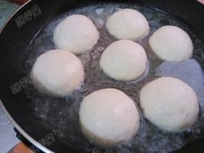 等包子起了底壳，再加上清水，水量要没过包子的三分之一处