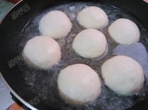 等包子起了底壳，再加上清水，水量要没过包子的三分之一处
