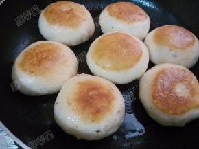 加水后煎烙时要边煎边移动平底锅，两面酥黄为佳，以免焦煳