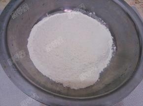 面粉放入盆中