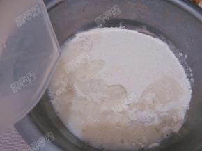 加入热水，一边用筷子搅动