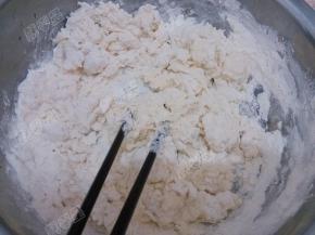 然后加入冷水将面粉搅成絮状