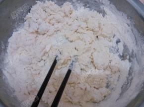 然后加入冷水将面粉搅成絮状