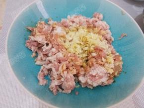 五花肉切末，加入葱白、姜末、料酒、酱油、胡椒粉、盐腌制出底味