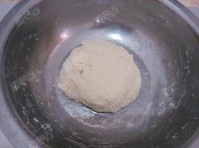 揉成面团后盖上保鲜膜静置醒发半小时