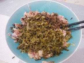 将雪菜、梅干菜放入肉末中