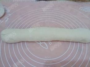 将面团揉成长条