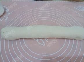 将面团揉成长条