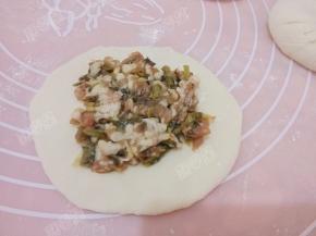 取适量的肉放入面皮上