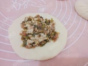 取适量的肉放入面皮上