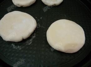 电饼铛预热，不需要刷油，把生坯放入饼铛干烙