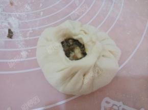 撩起皮的一角依次按顺时针方向像做包子一样捻成饼状，把空气压到饼中，最后封口的时候要轻轻提一下，让空气进入饼里面