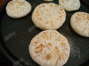 将饼两面烙至金黄成熟即可出锅