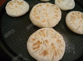 将饼两面烙至金黄成熟即可出锅