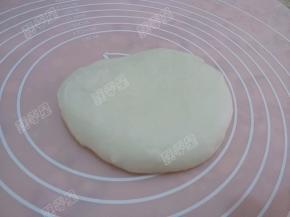 面团发酵至一半时重新排气揉均匀