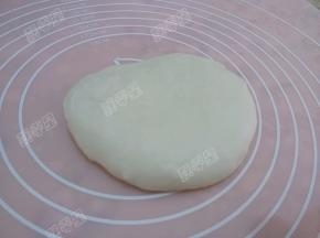 面团发酵至一半时重新排气揉均匀