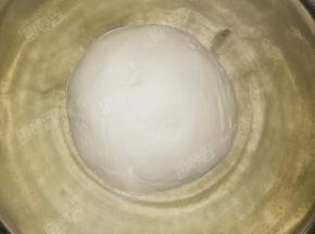 酵母用温水化开，慢慢加入面粉中，揉成光滑的面团后放至温暖处发酵