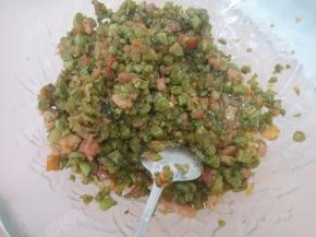 发面的时候可以准备馅料
豇豆加肉末炒熟调味晾凉成馅料