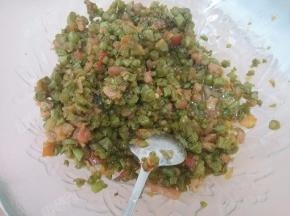 发面的时候可以准备馅料
豇豆加肉末炒熟调味晾凉成馅料