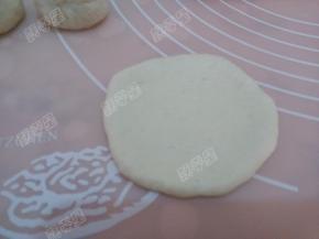 取一份面剂子擀圆擀薄