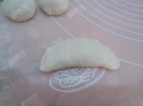 包成月牙饺子的形状