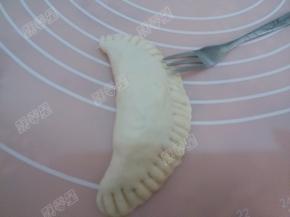 边缘用叉子按压出形状