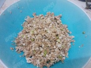 香干笋干中放入一点酱油调味