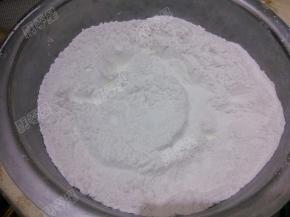 糯米粉倒入盆中