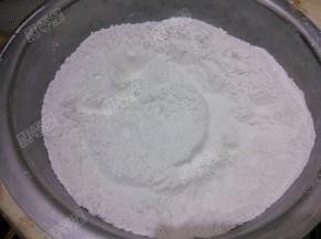 糯米粉倒入盆中