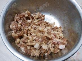 肉末中加入料酒、酱油、胡椒粉、盐腌制入味