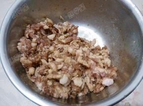 肉末中加入料酒、酱油、胡椒粉、盐腌制入味