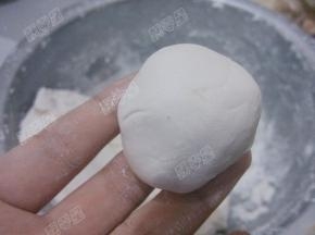 取一份面团搓圆