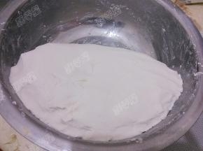 加入热水揉成软硬适中的面团