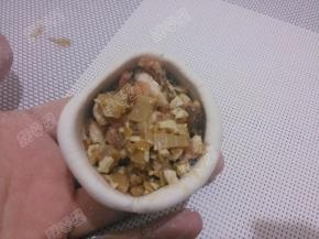 放入肉馅和香干笋馅