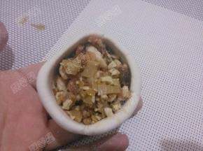 放入肉馅和香干笋馅