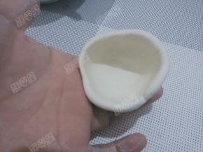 将面团做成酒窝状，面皮要薄且均匀，包的馅多口感才好
