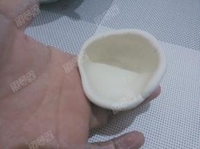 将面团做成酒窝状，面皮要薄且均匀，包的馅多口感才好