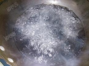 锅中放入水煮沸