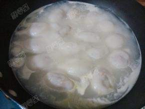 再次煮沸反复三次至汤圆浮起熟透