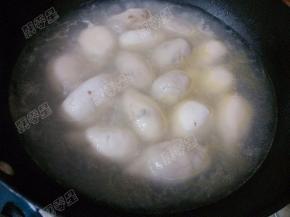 放入做好的汤圆，要用锅铲背部轻轻推动以免粘锅