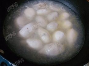 放入做好的汤圆，要用锅铲背部轻轻推动以免粘锅