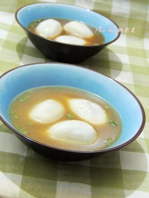 然后将汤圆盛入碗中就可以吃啦