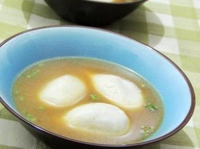 然后将汤圆盛入碗中就可以吃啦