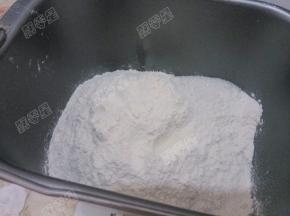 面粉和酵母、盐、糖放入面包桶