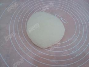 发酵好的面团重新排气揉匀