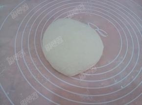 发酵好的面团重新排气揉匀