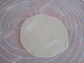 擀成圆薄片