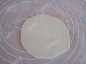 擀成圆薄片