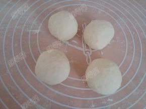 将每份面剂都揉圆